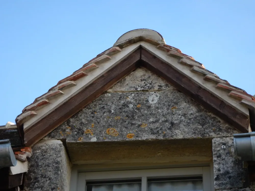 10 bellême nocé colonard orne perche 61 lucarne pierre de noyant  tuiles plates anciennes rives chaux faîtawebp